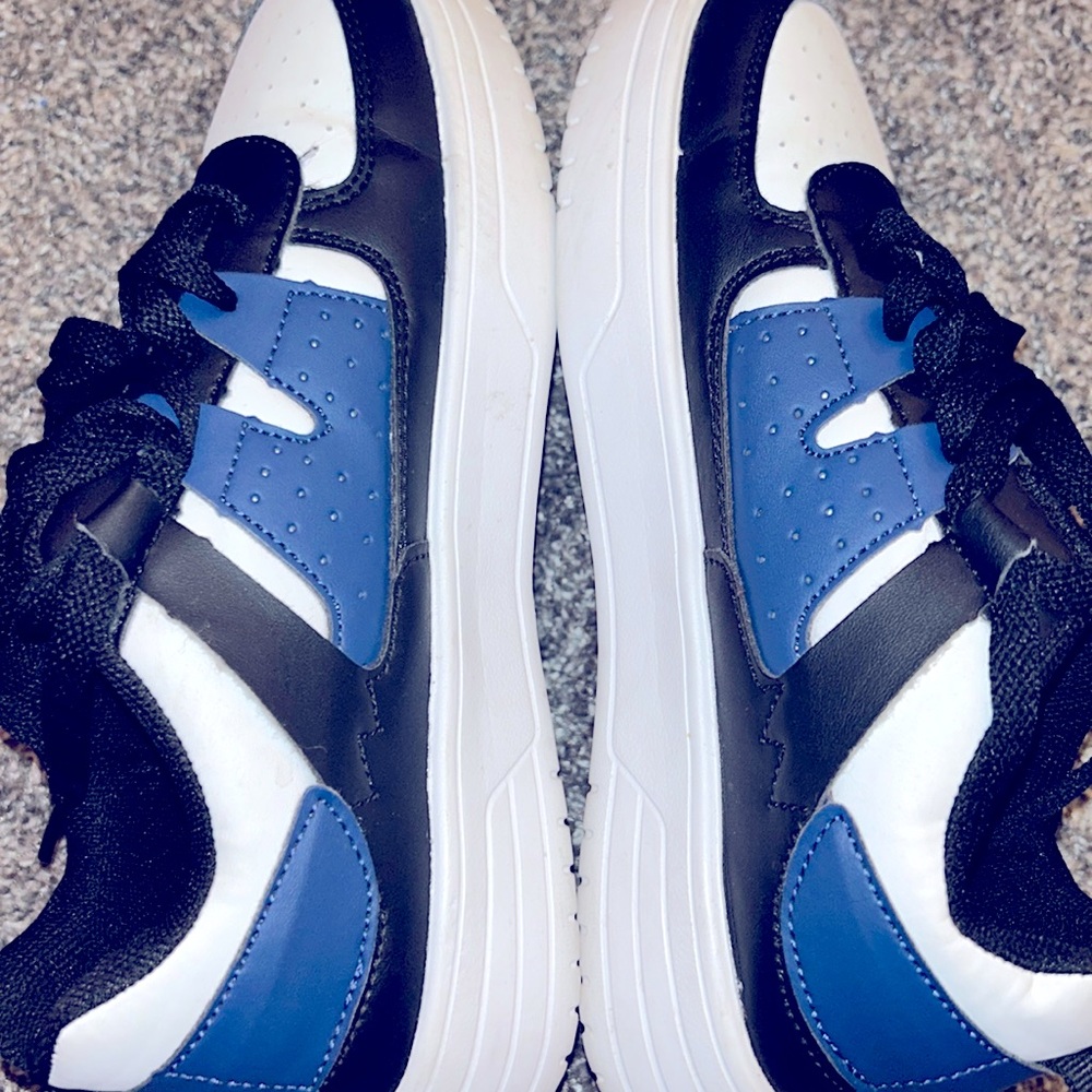 shoes,black blue and white shoes,5.5